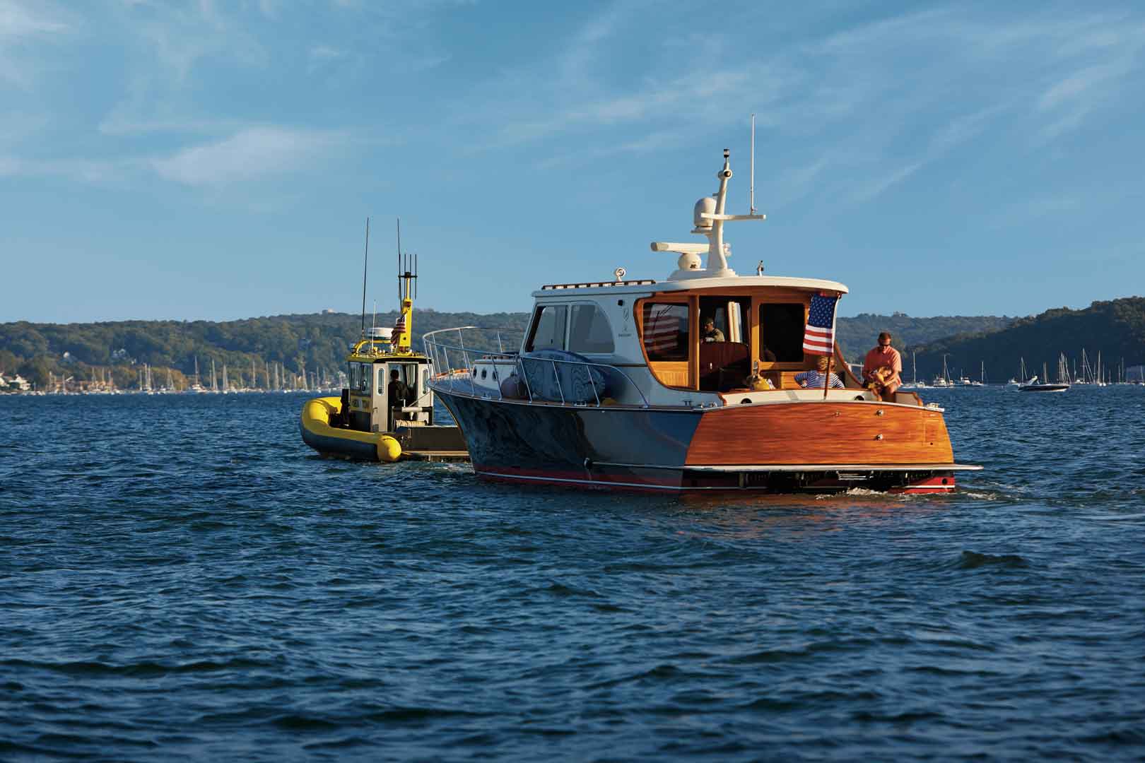 168网澳洲的幸运5开奖号码结果记录体彩 towing a large yacht.